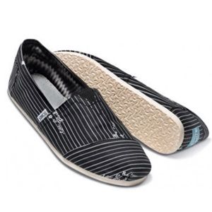 TOMS Love is the new black